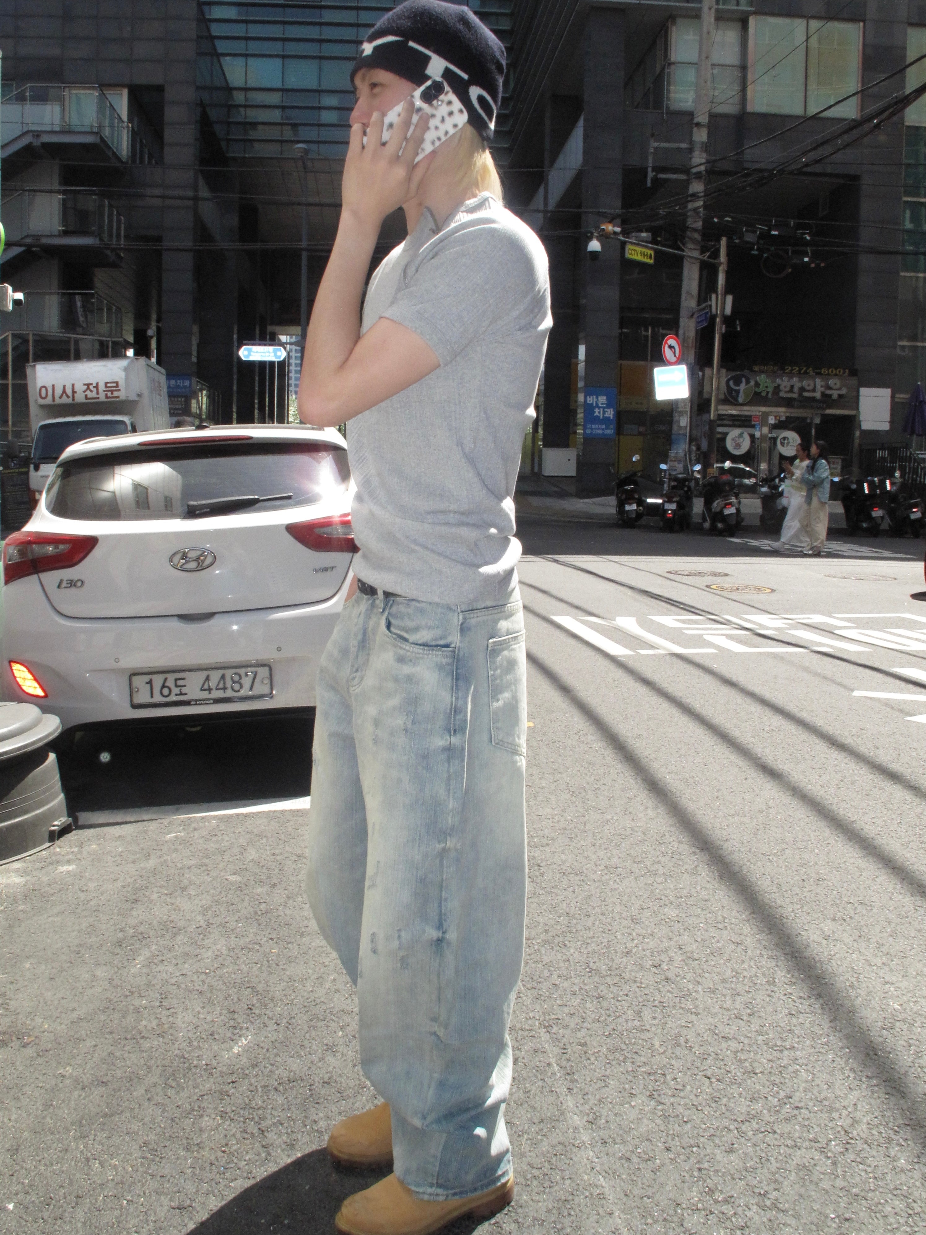 Yellow-Tint Washed Wide Jeans