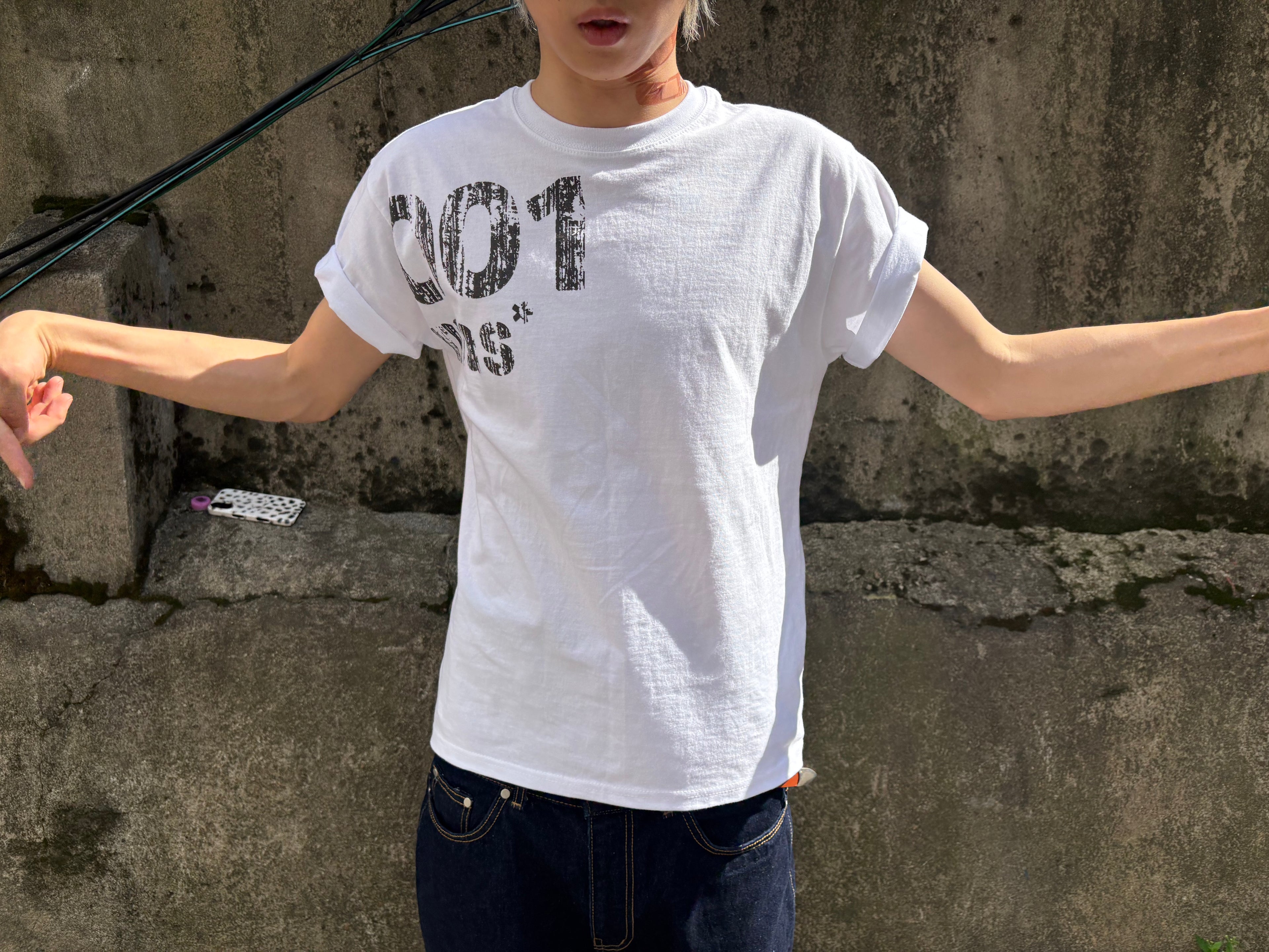 001 Crack Graphic Semi-Crop T-Shirt